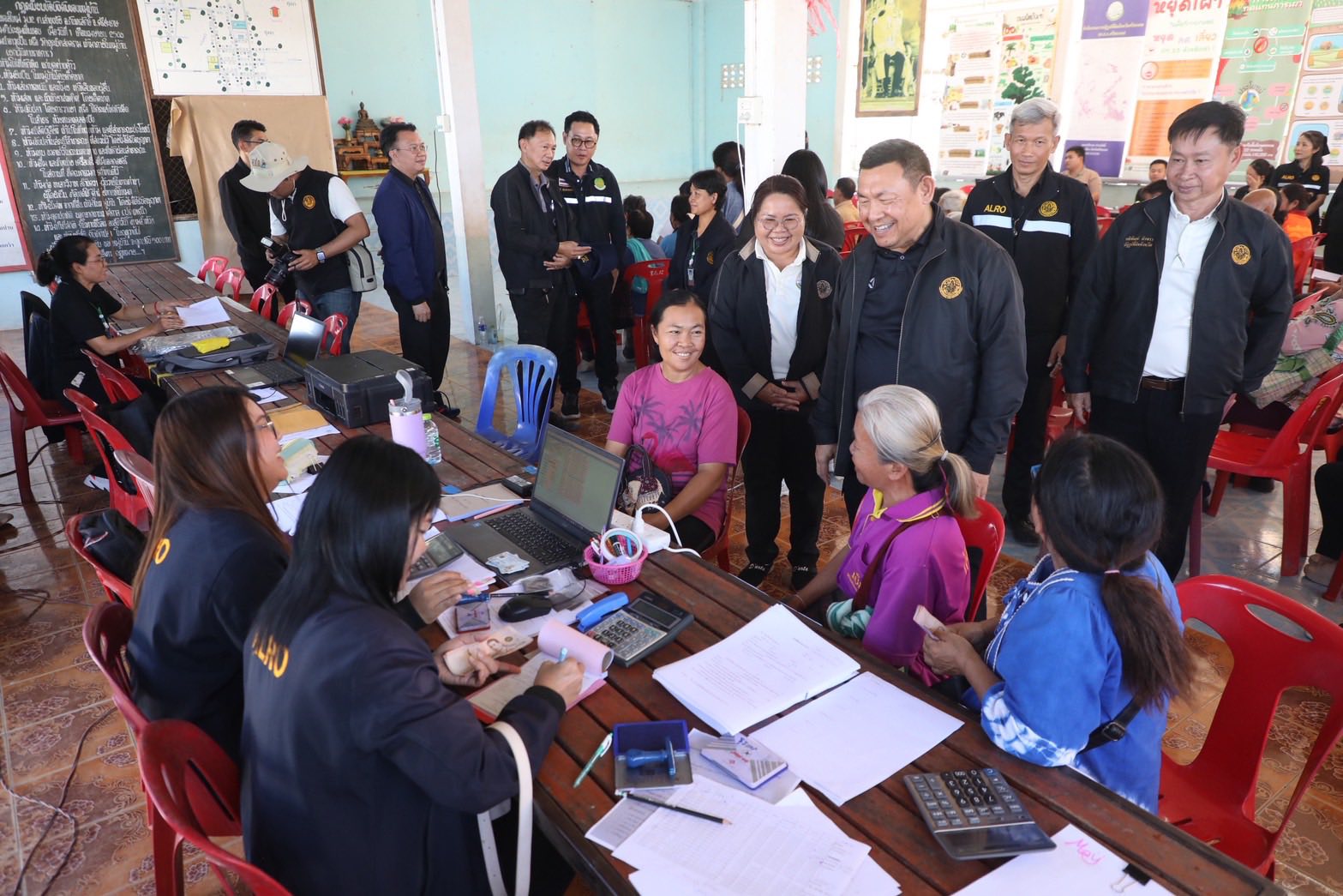 title - “ส.ป.ก. ไม่ทิ้งใครไว้ข้างหลัง” เลขาฯ สั่งลุย ศูนย์เคลื่อนที่ เร่งช่วยเกษตรกรในเขตปฏิรูปที่ดินในพื้นที่เสี่ยงภัย